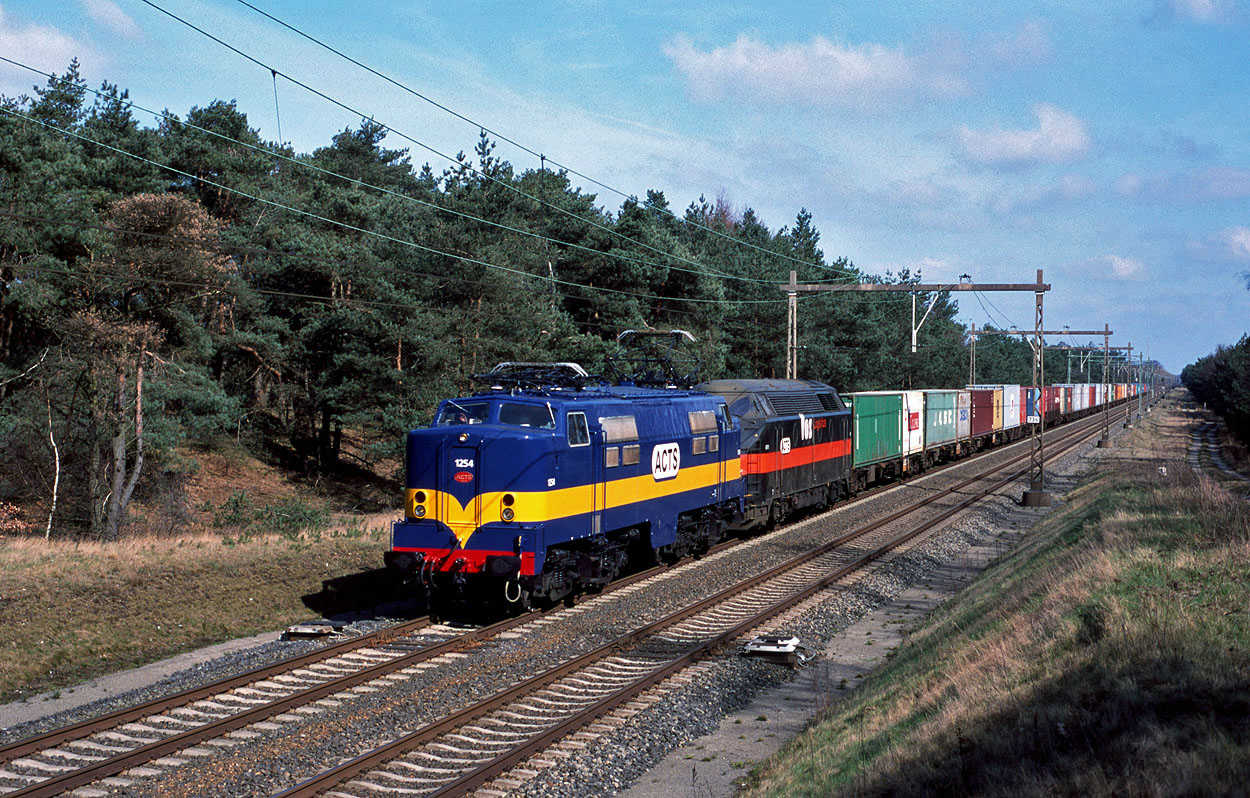 ACTS 1254 and ACTS 6701 haul container train 98249 (Onnen, NL - Kijfhoek, NL) at 't Harde on 19 March 2000.